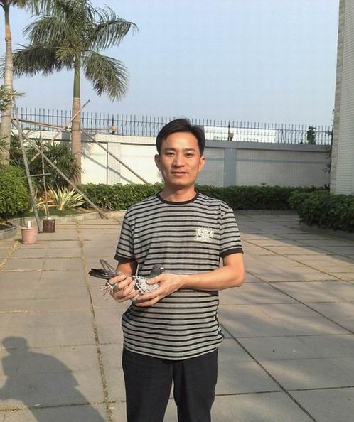 城南汽車貿(mào)易有限公司丁文雄董事長手握冠軍鴿